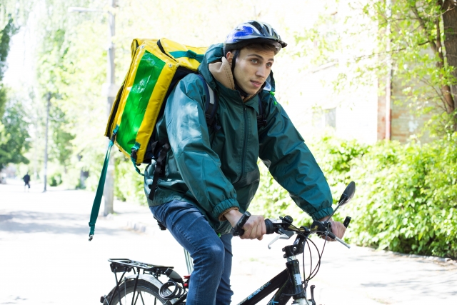 フードデリバリーの配達員