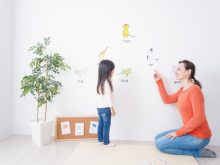 子どもに英語を教える女性