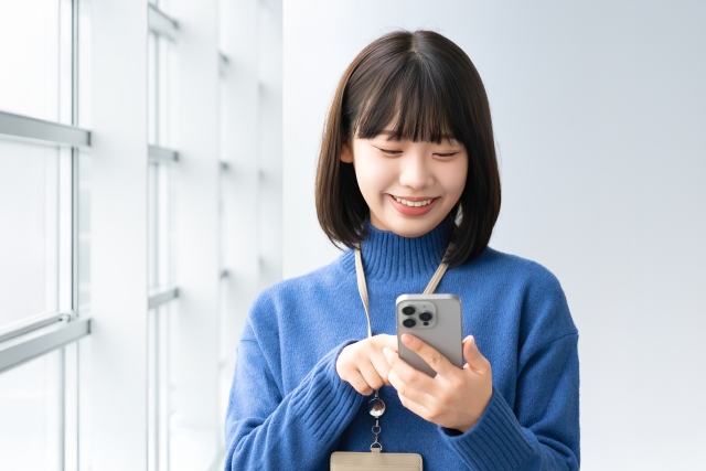 スマホを使う女性
