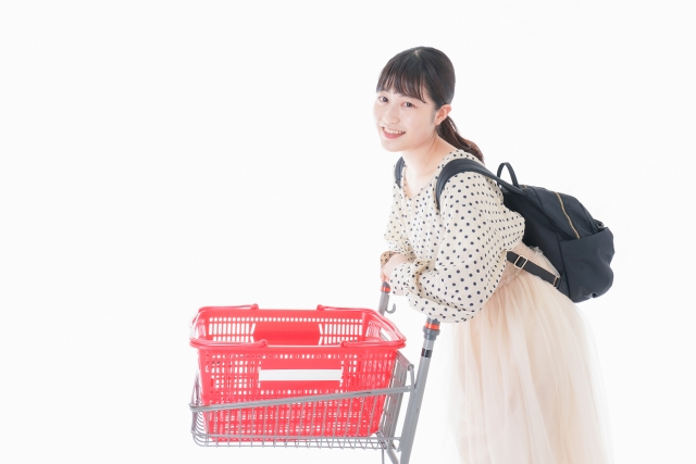 ショッピングカートを押す女性